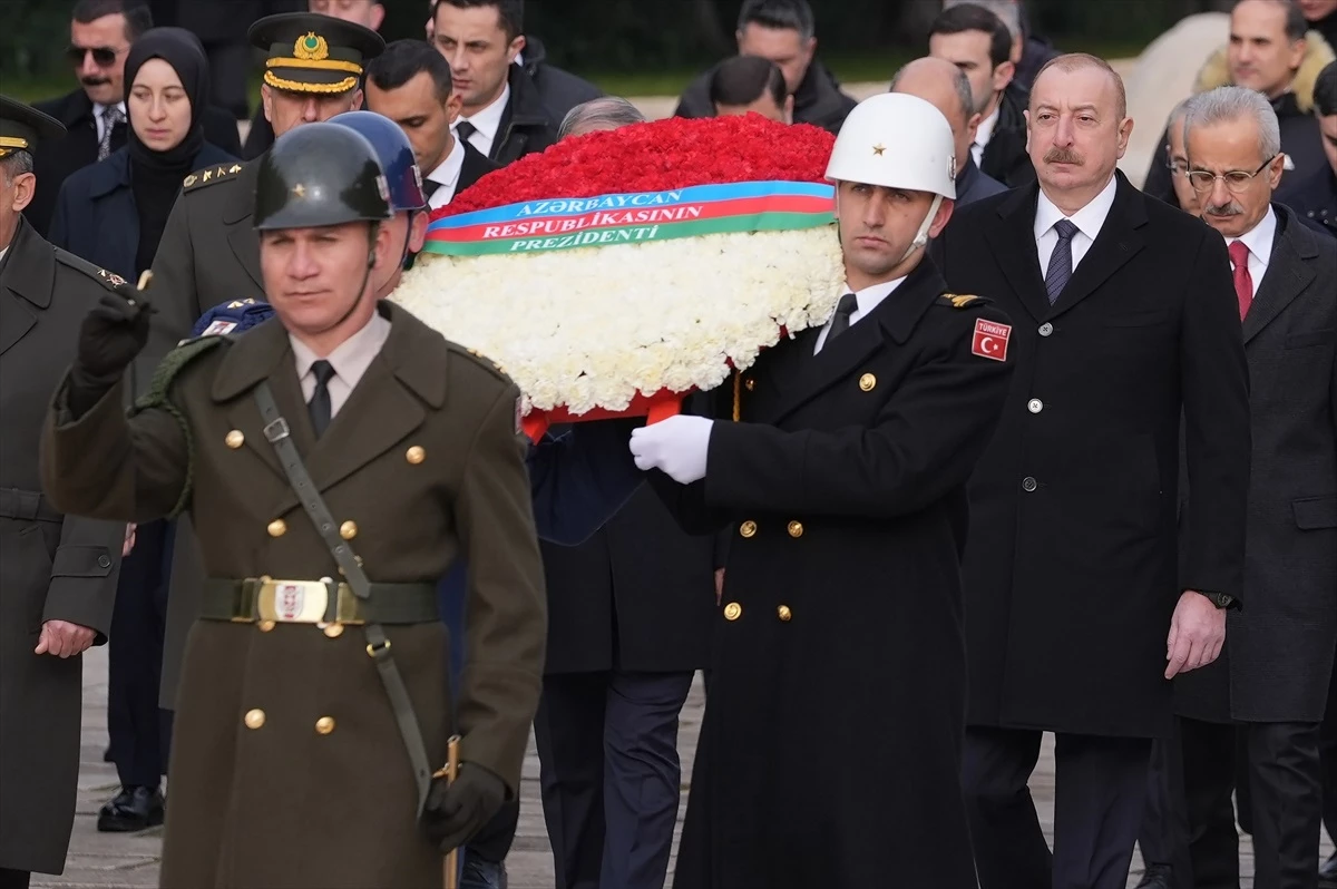 Seçimleri tekrar kazanan Azerbaycan Cumhurbaşkanı İlham Aliyev Anıtkabir'i ziyaret etti