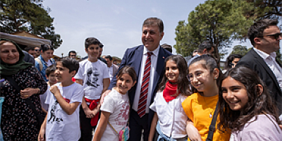Başkan Tugay Kültürpark’ta çocuklarla bir araya geldi