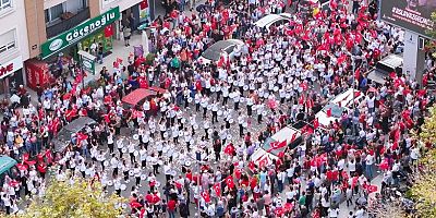 Cumhuriyet coşkusu Ödemiş’te binlerce kişinin katılımıyla gerçekleşen etkinliklerle taçlandı.