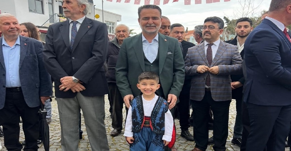 AK Parti Güzelbahçe Teşkilatı 23 Nisan’da Çocukların Sevincine Ortak Oldu