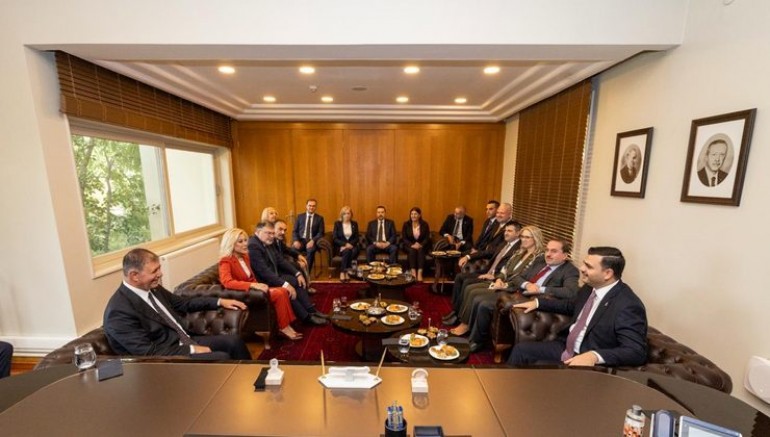 AK Parti heyetinden Başkan Tugay’a “hayırlı olsun” ziyareti