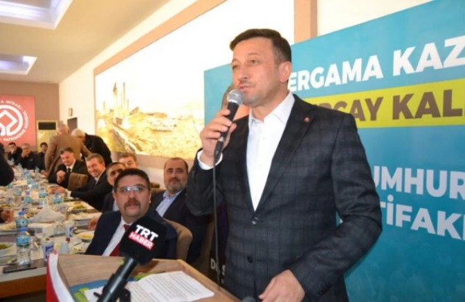 AK Parti İzmir Büyükşehir Belediye Başkan Adayı Hamza Dağ, Bergama’da vatandaşla bir araya geldi.