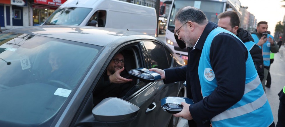 Başkan Bilal Saygılı, trafikte kalanlara iftariyelik dağıttı  