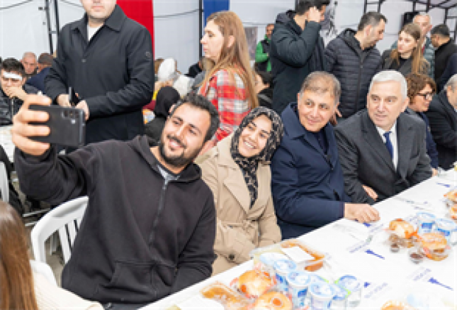 Bergama’nın iftar sofrası Tıp Bayramı'nda doktor başkanları buluşturdu