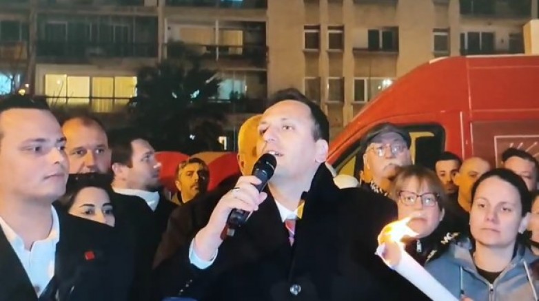 Bornova Belediye Başkanı Eşki, Ekrem İmamoğlu’nun diplomasının iptaline tepki göstererek DİPLOMASINI yaktı