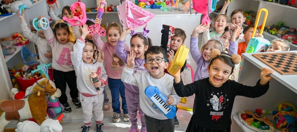Bornova’da dayanışma ve paylaşmanın simgesi Oyuncak Kütüphanesi