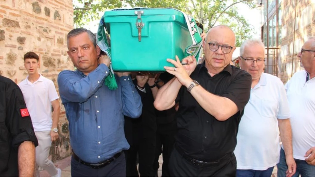 CHP Genel Başkanı Özel, MHP'li ismin cenaze törenine katılıp tabutunu taşıdı