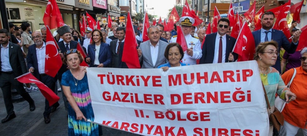 Karşıyaka’da gazilere saygı yürüyüşü