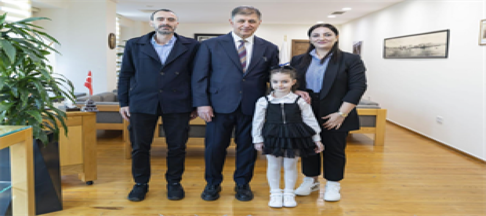  4 yaşından beri İstiklal Marşı’nı ezbere okuyor  Başkanlık makamında gurur veren buluşma