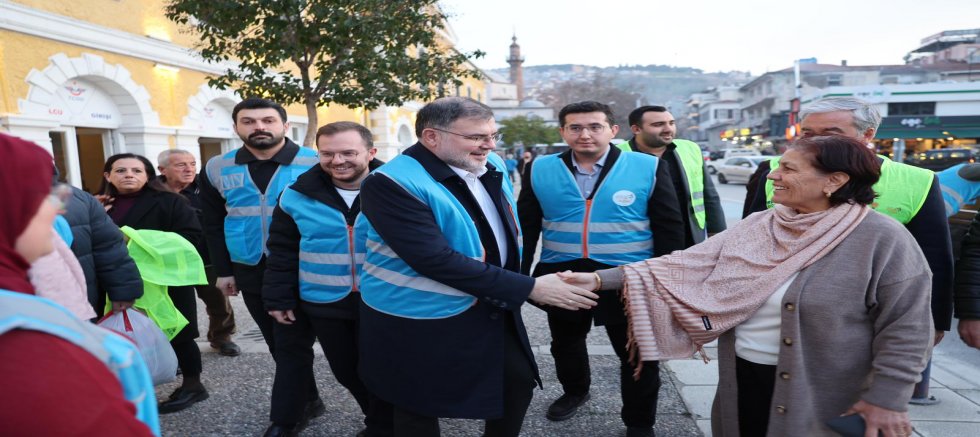 Başkan Bilal Saygılı, trafikte kalanlara iftariyelik dağıttı  