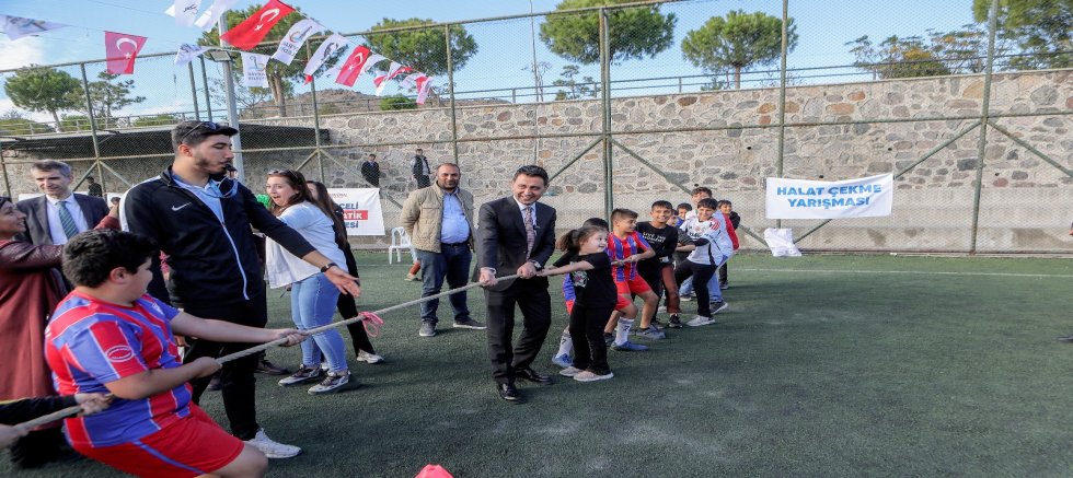 Bayraklı’da çocuklar mahalle şenliğinde buluştu 