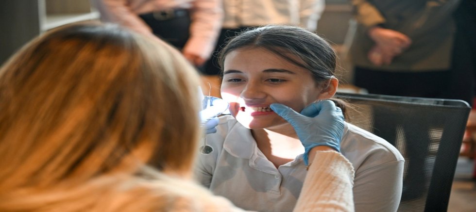 Bornova’da işitme engelli öğrencilere  diş taraması ve tarih yolculuğu