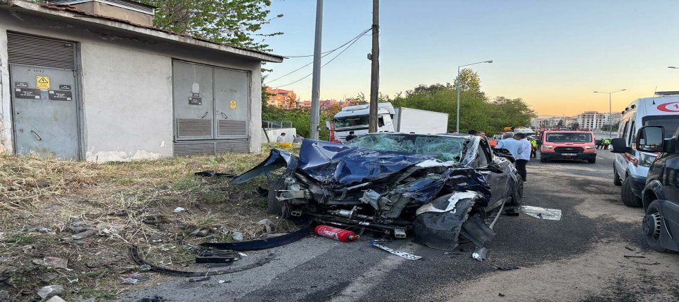 Bornova’da Kaza, Zincirleme facia! Kazada 1'i polis 3 kişi hayatını kaybetti!