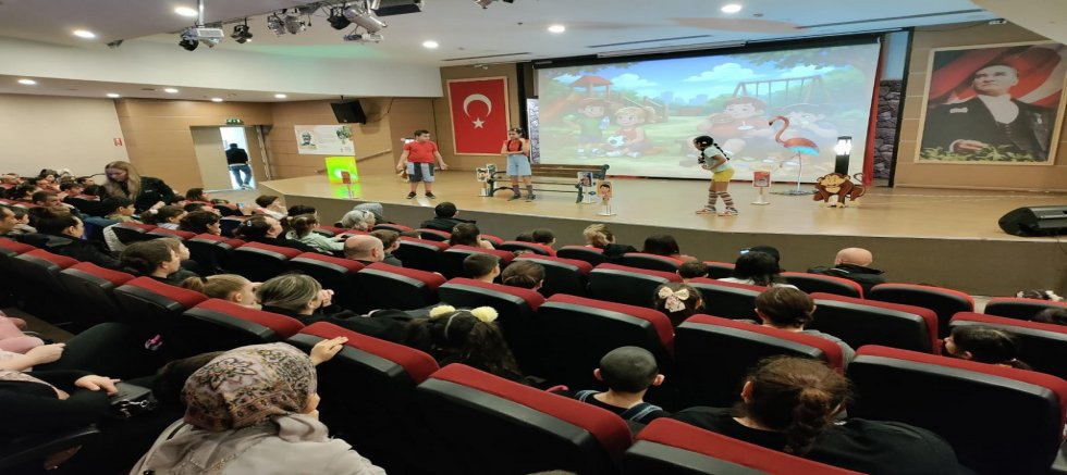Çiğli’de Minikler Mikroplara Karşı Sahneye Çıktı