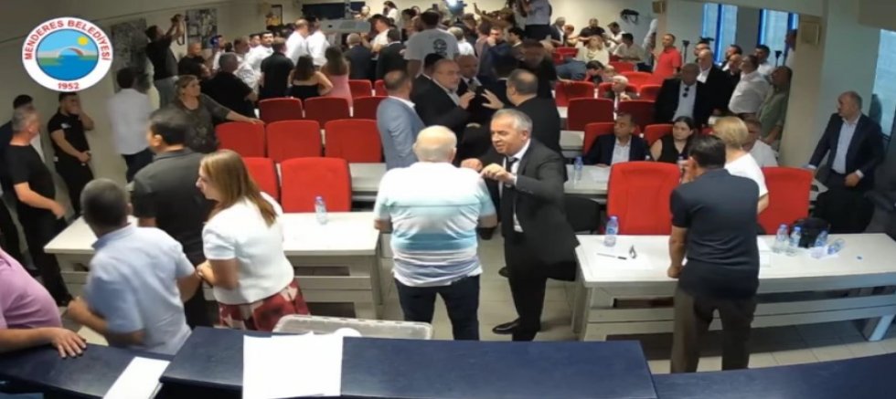 İzmir'de Menderes Belediyesi AK Parti’ye geçti 