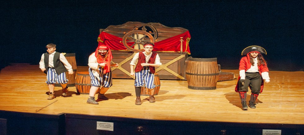 Karşıyaka Belediye Tiyatrosu perde açtı!