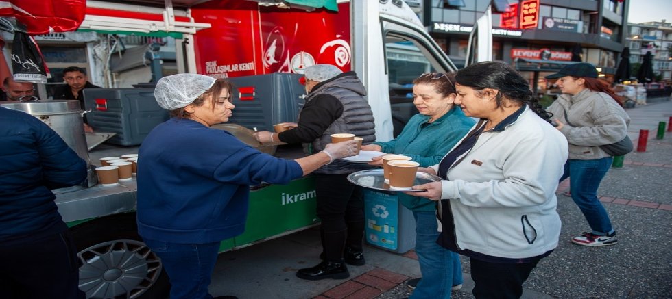 Karşıyaka’da 15 bin kişiye sıcak çorba ikramı