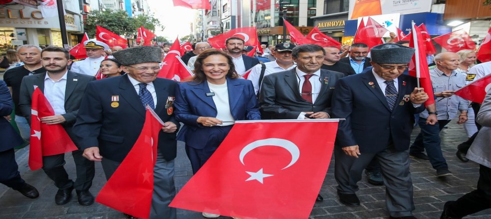Karşıyaka’da gazilere saygı yürüyüşü