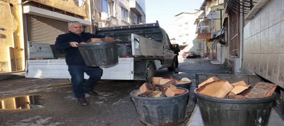 Konak’ta kış dayanışması: Budanan ağaçlar yuvaları ısıtıyor