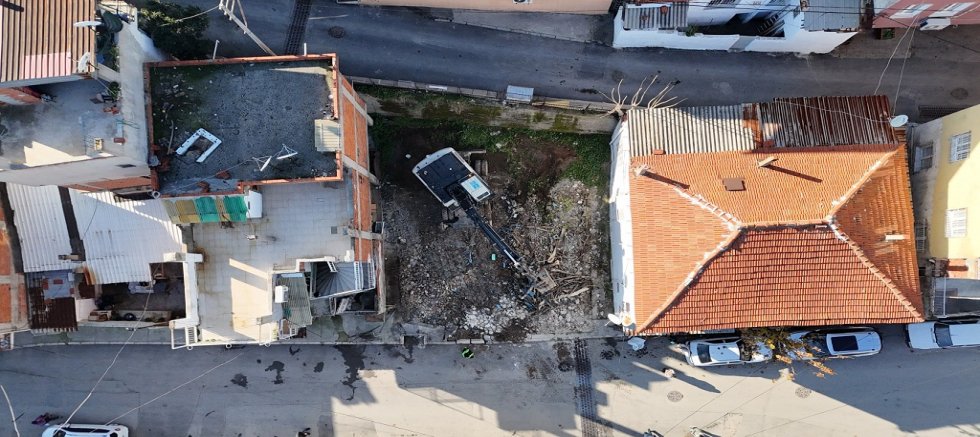 Konak’ta metruk bina yıkımları sürüyor