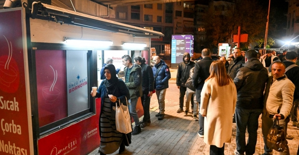 Sabahın ilk saatlerinde metro çıkışlarında çorba ikramı