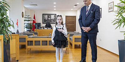  4 yaşından beri İstiklal Marşı’nı ezbere okuyor  Başkanlık makamında gurur veren buluşma