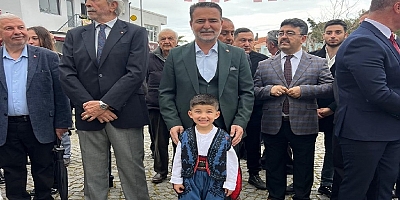 AK Parti Güzelbahçe Teşkilatı 23 Nisan’da Çocukların Sevincine Ortak Oldu