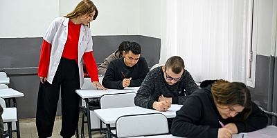 Bornova Belediyesi’nin ilçedeki öğrencilere ücretsiz eğitim desteği