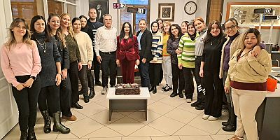 Bornova Nüfus Müdürlüğü Yeni Yıla Aile Sıcaklığında Pasta ile Girdi: “Biz Bir Aileyiz”