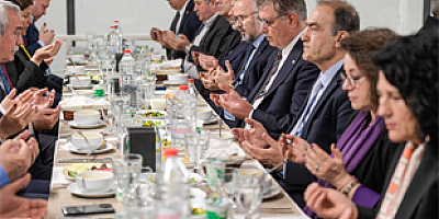 İzmirli meclis üyeleri aynı sofrada iftar yaptı