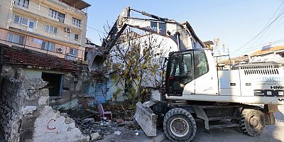 Konak’ta metruk bina yıkımları sürüyor